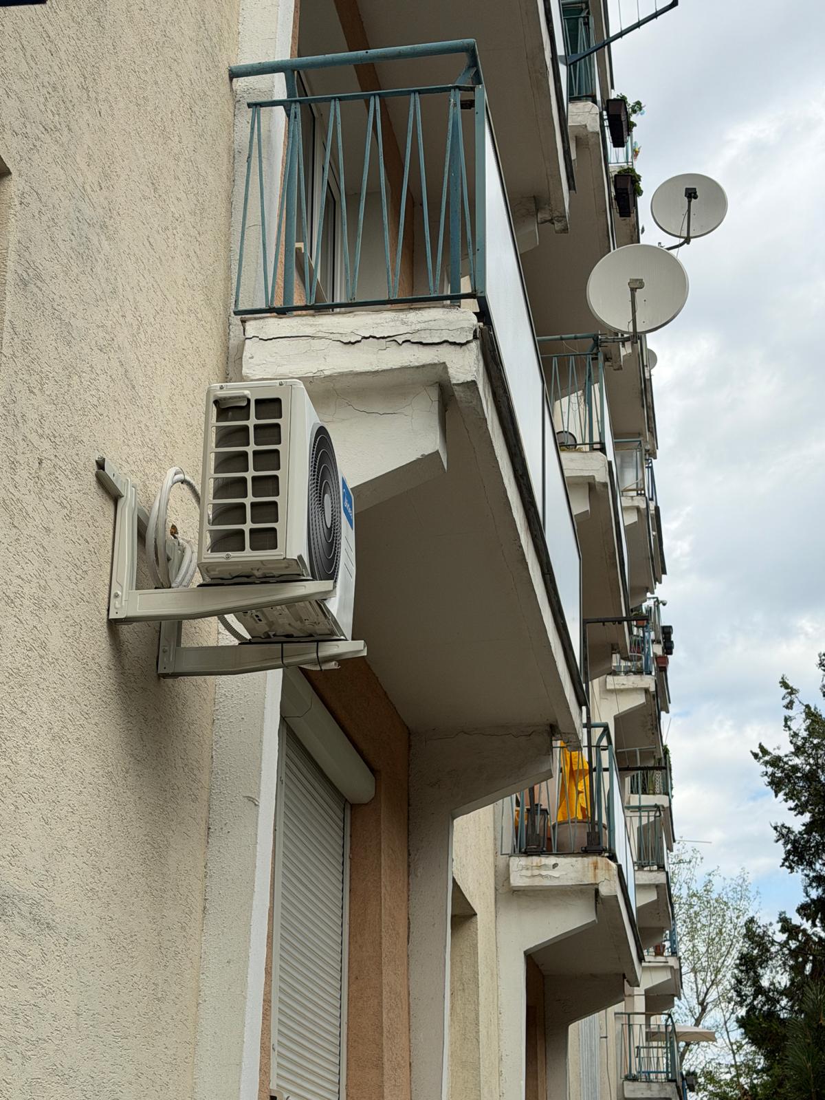 Popraskané balkónové platne po celej fasáde
