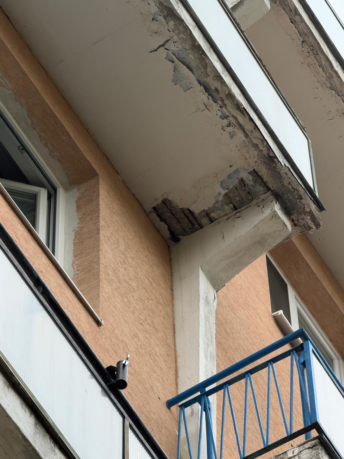 Odpadaná omietka a odhalený betón na podhľade balkóna