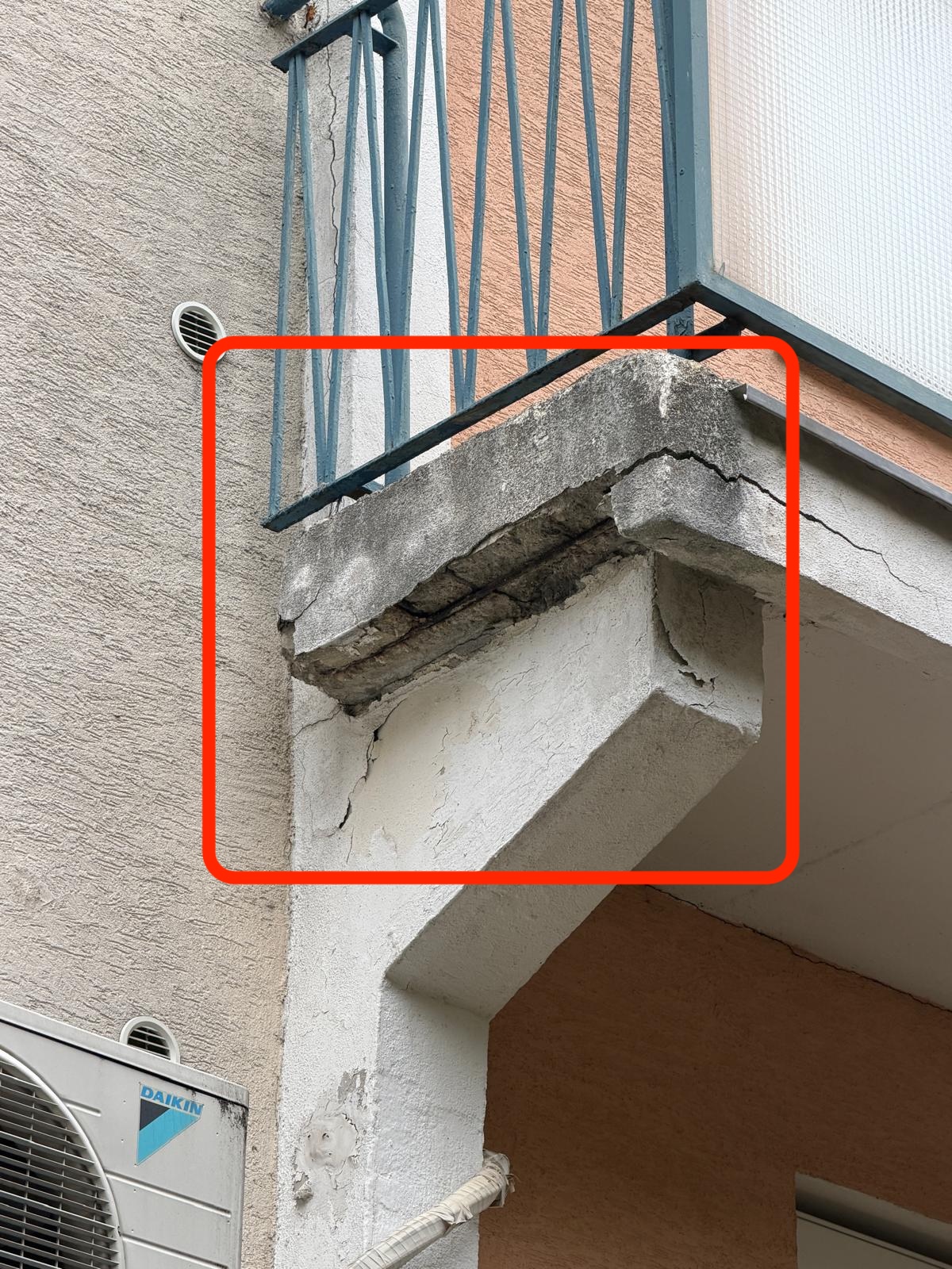 Odlomená hrana balkónovej platne s prasklinami