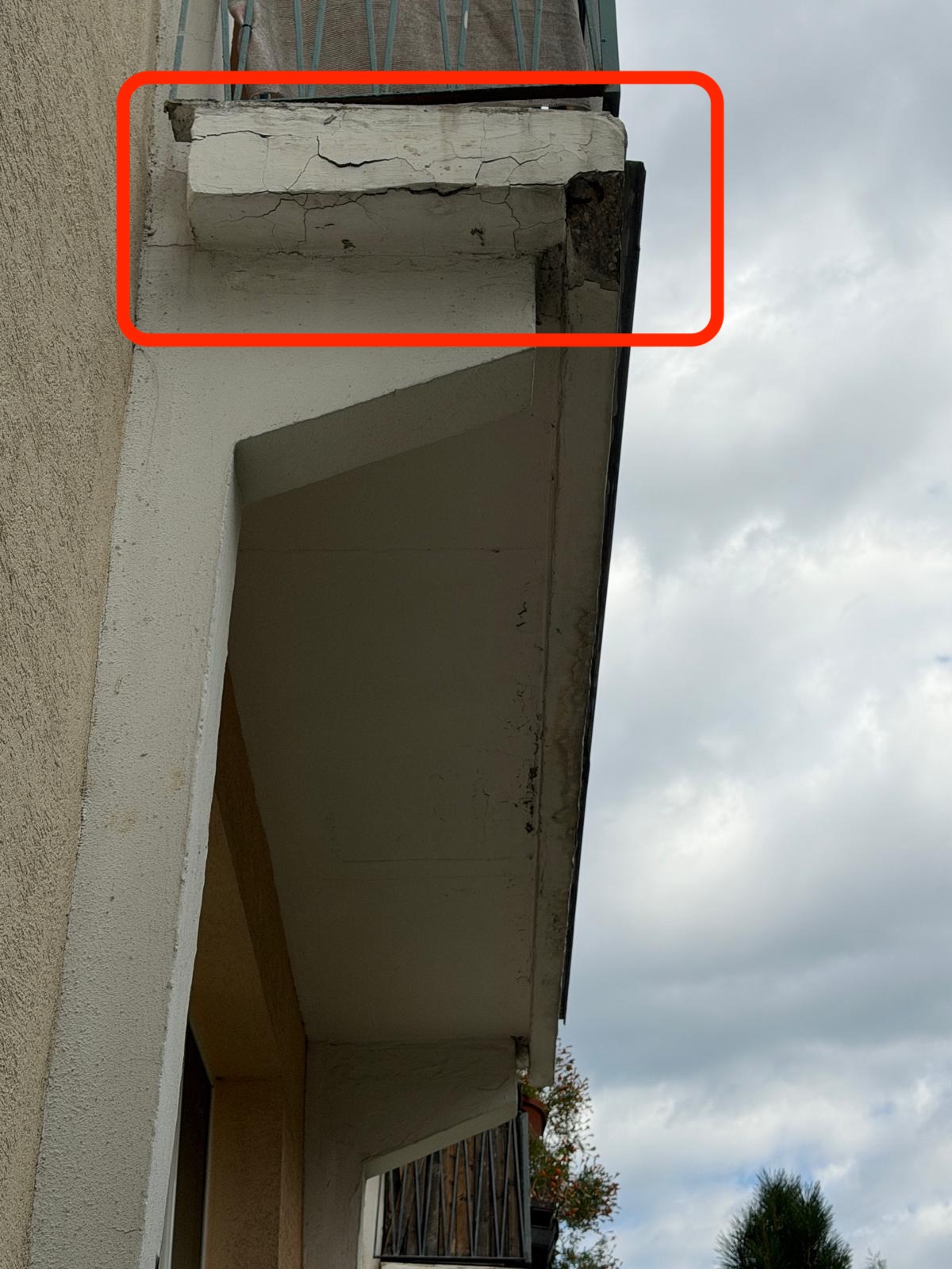 Popraskaná betónová konštrukcia balkóna